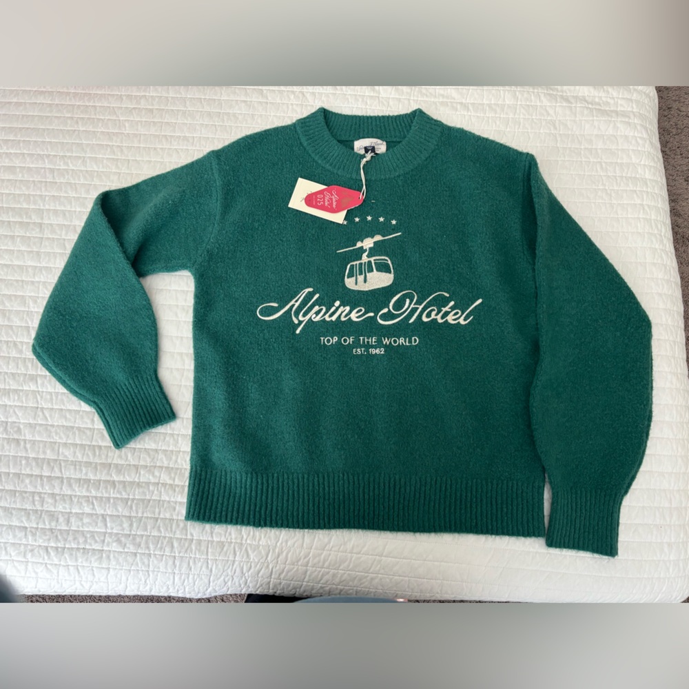 Universal Thread Emerald Green Alpine Hotel Crewneck Sweater